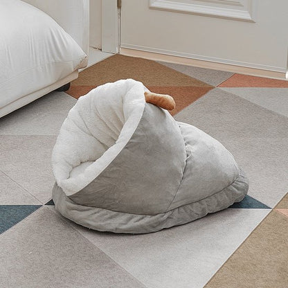 Slipper-Shaped Cat Bed – Warm Plush Semi-Enclosed Pet Den for Indoor Cats & Small Dogs – Non-Slip Base – 50 × 35 × 30 cm – Grey