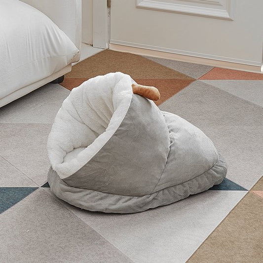 Slipper-Shaped Cat Bed – Warm Plush Semi-Enclosed Pet Den for Indoor Cats & Small Dogs – Non-Slip Base – 50 × 35 × 30 cm – Grey