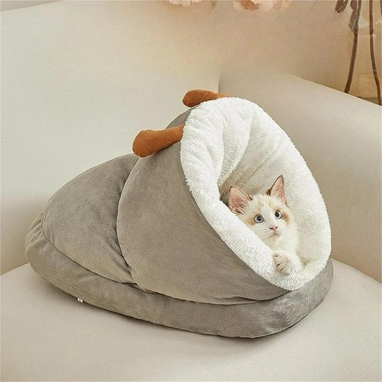 Slipper-Shaped Cat Bed – Warm Plush Semi-Enclosed Pet Den for Indoor Cats & Small Dogs – Non-Slip Base – 50 × 35 × 30 cm – Grey
